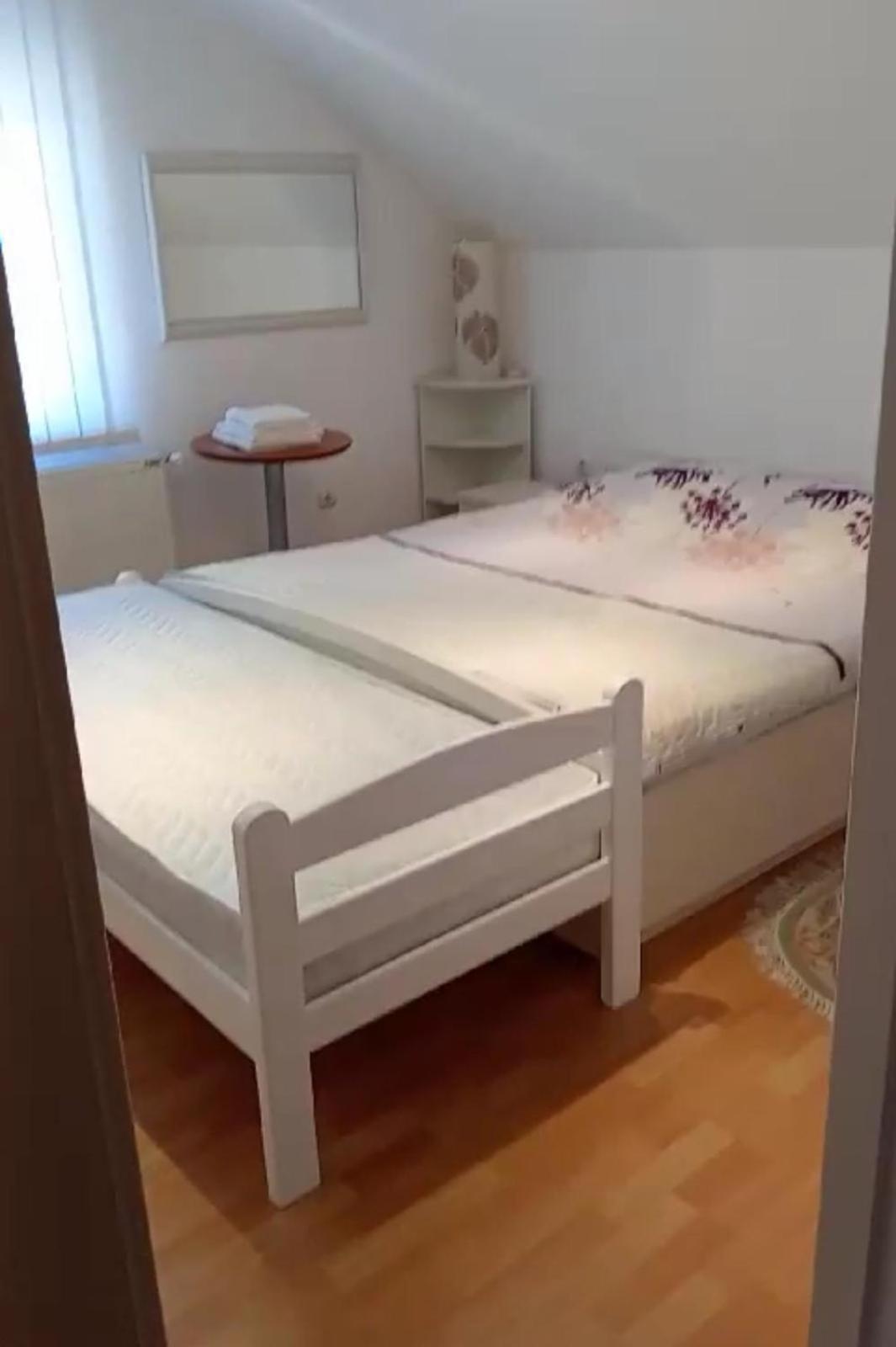 Tri Sesira Ljubovija Hotell Eksteriør bilde