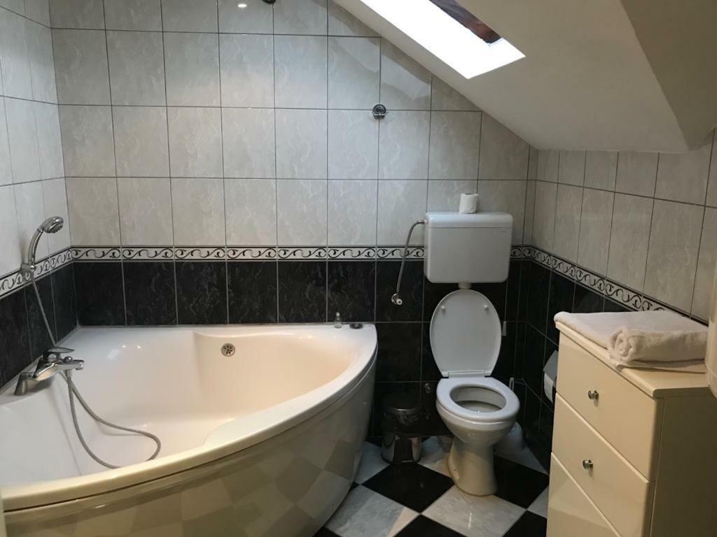Tri Sesira Ljubovija Hotell Eksteriør bilde